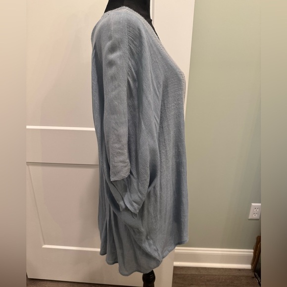 Miilla mixed texture v neck flowy top light blue - Picture 2 of 7